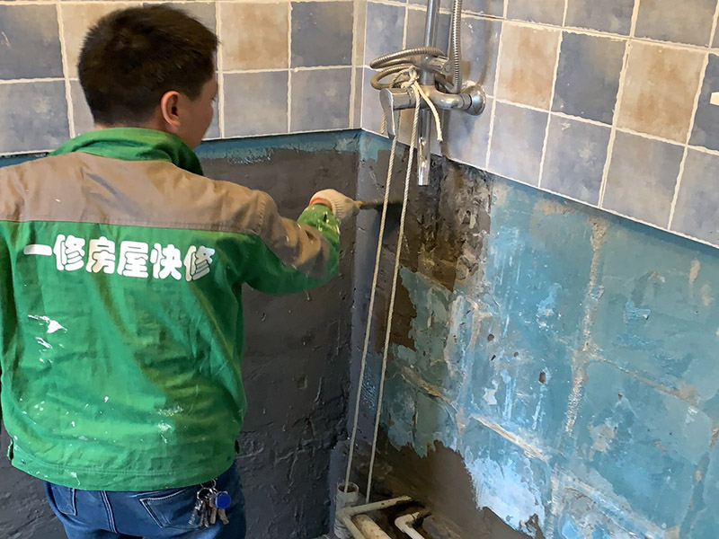 衛(wèi)生間樓上下水管漏水到吊頂上，衛(wèi)生間
