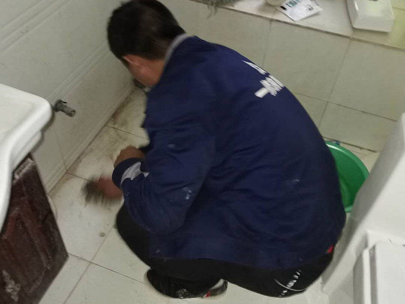 衛(wèi)生間漏水找什么工人來修，衛(wèi)生間滲水