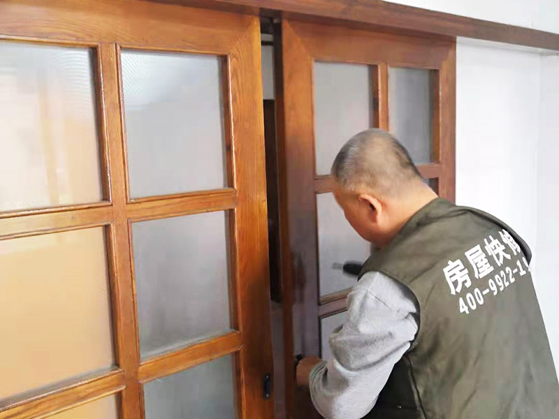 附近的木門維修師傅的電話哪里能找到，