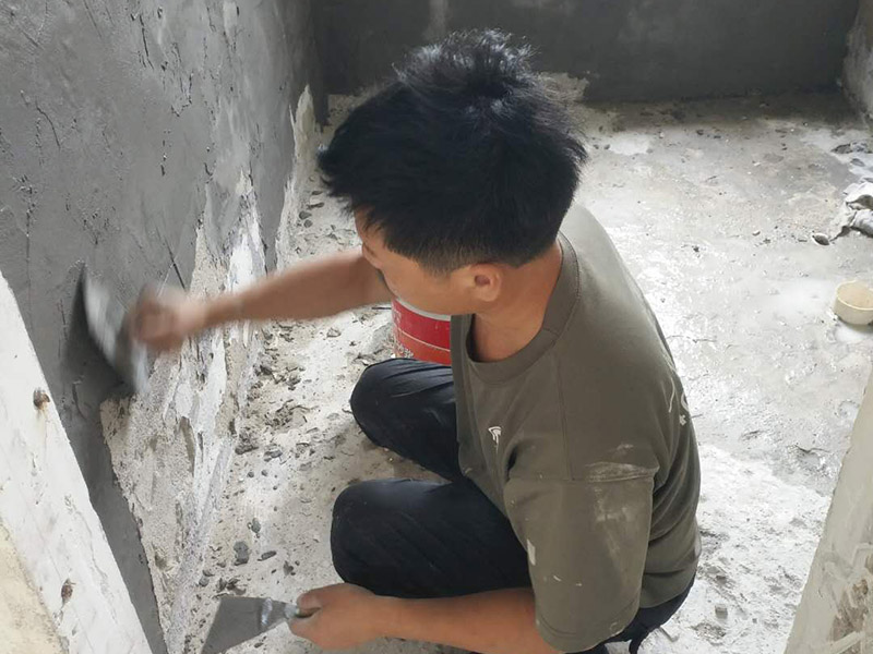 廁所門口墻壁滲水發(fā)霉，廁所門口墻壁滲