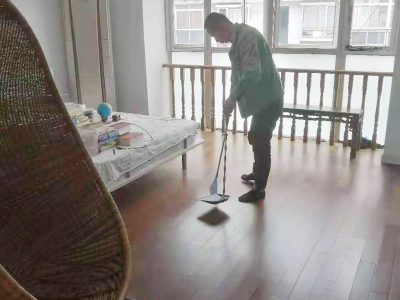 急！急！急！家里漏水地板被水泡了怎么