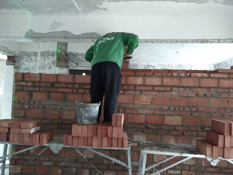 建筑外墻維修怎么處理？小區(qū)外墻翻新工